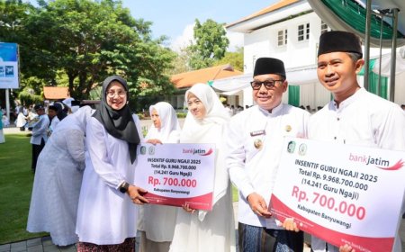 Momen Hari Santri Nasional, Bupati Ipuk Fiestiandani Salurkan Insentif untuk 14 Ribu Guru Ngaji