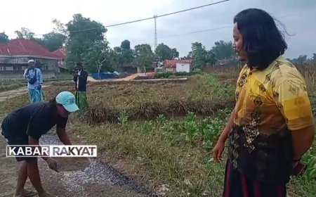 Mat Yasin, Tukang Cukur Bangkalan Tampar Pemerintah Lewat Aspal Jalan Gunakan Dana Pribadi