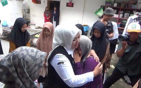 Wabup Ulfiyah Kunjungi Ponpes Ambruk di Besuki, Suasana Haru Pecah