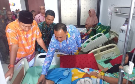 Bupati Situbondo Jenguk Dua Santriwati Korban Ambruknya Atap Asrama, Seluruh Biaya Pengobatan Ditanggung Pemkab