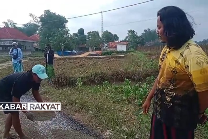 Mat Yasin, Tukang Cukur di Sampang Tampar Pemerintah Lewat Aspal Jalan Gunakan Dana Pribadi