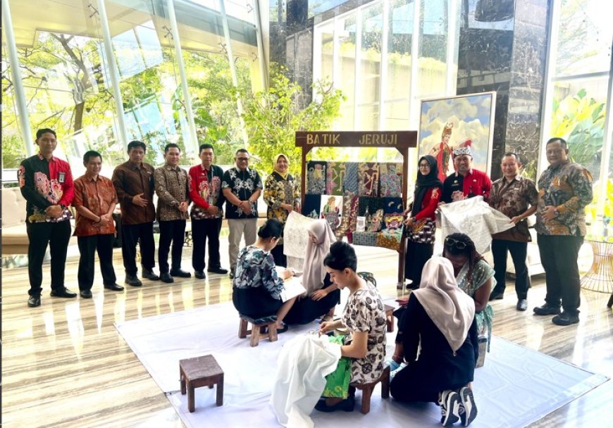 Hari Batik Nasional, Warga Binaan Lapas Banyuwangi Berbagi Ilmu Membatik kepada Masyarakat