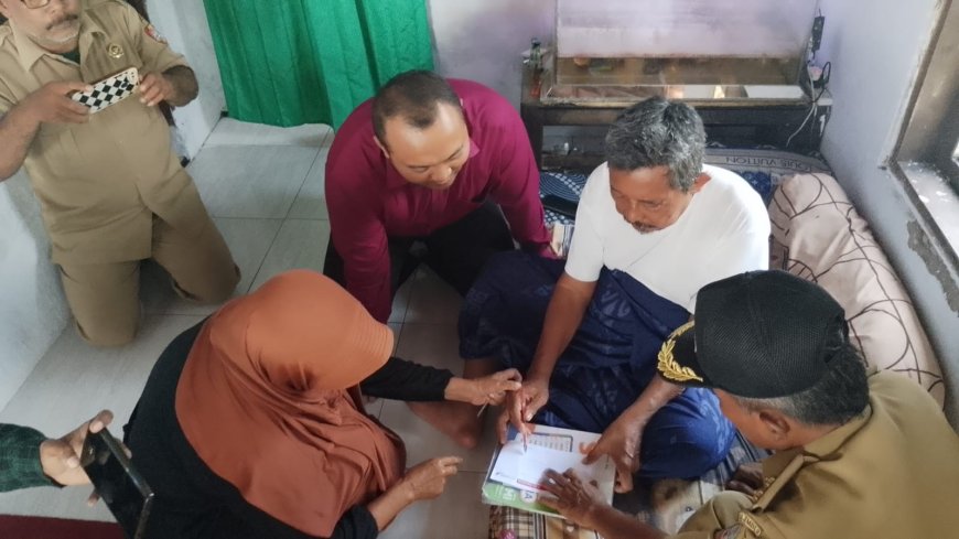 Sedang Sakit, Kiai Sanusi Dapat Insentif Guru Ngaji Pemkab Jember Langsung di Rumahnya