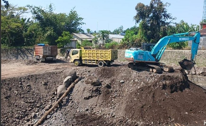 Antisipasi Banjir, DPU Pengairan Banyuwangi Normalisasi Dam Garit Desa Alasmalang Kecamatan Singojuruh