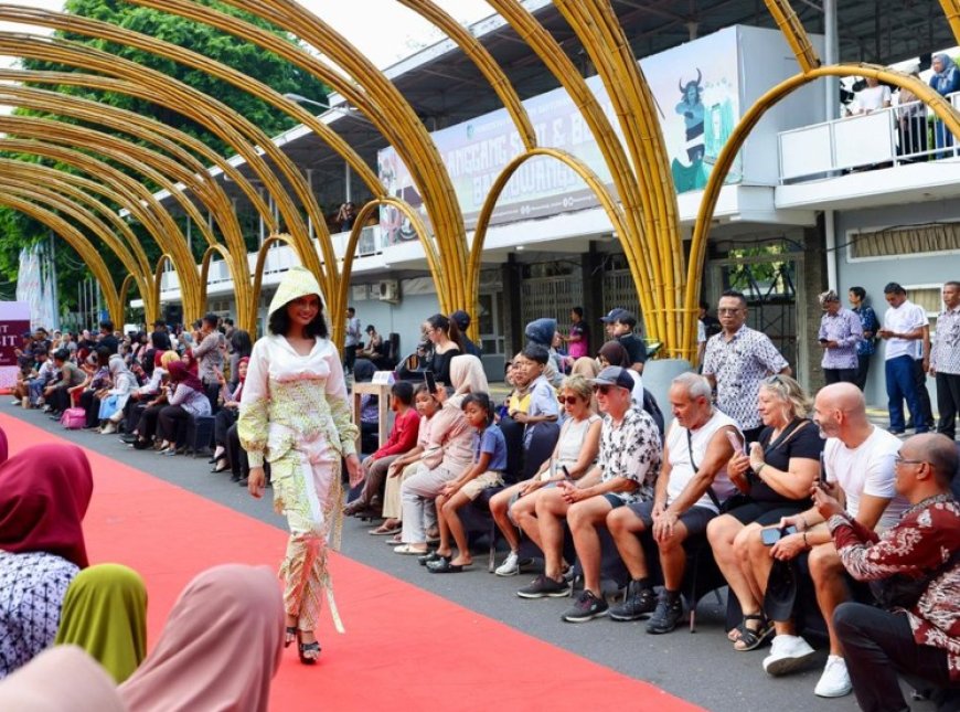 Fashion Lorong Bambu Jadi Pembuka Banyuwangi Batik Festival 2025
