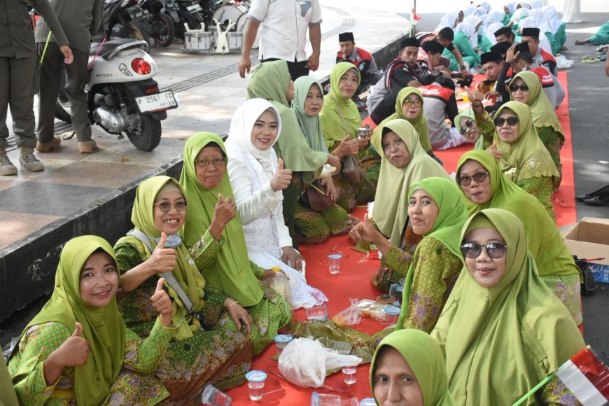 Pemkab Situbondo Rayakan Hari Santri dengan Makan Bersama Sepanjang Alun-Alun