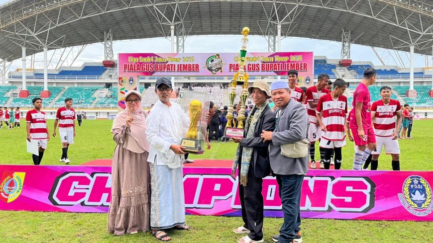 Maqnaul Ulum Juara Liga Santri Jatim 2025, Angkat Trofi Gus Bupati di Jember Sport Garden