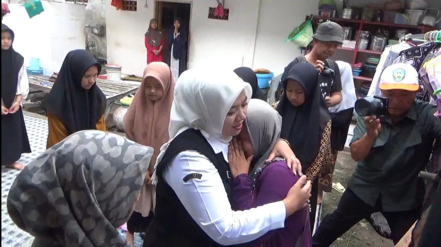 Wabup Ulfiyah Kunjungi Ponpes Ambruk di Besuki, Suasana Haru Pecah