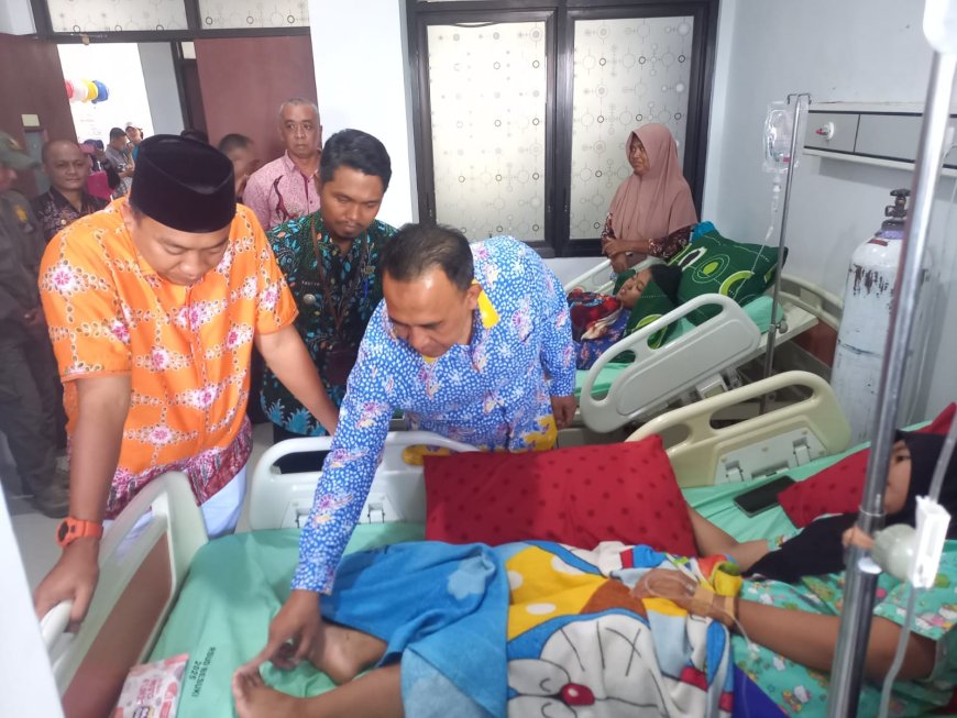 Bupati Situbondo Jenguk Dua Santriwati Korban Ambruknya Atap Asrama, Seluruh Biaya Pengobatan Ditanggung Pemkab