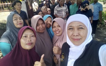 Gubernur Khofifah Blusukan ke Bondowoso, Bagikan Bantuan dan Pantau Jalan Paving