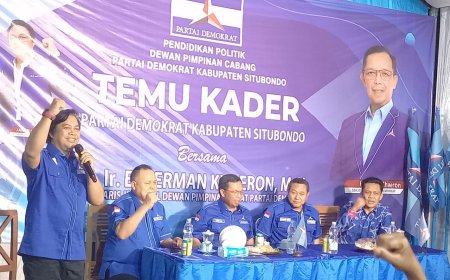 Sekretaris Jenderal (Sekjen) Partai Demokrat Herman Khaeron bersama jajaran pengurus pusat dan daerah menghadiri kegiatan Temu Kader Partai Demokrat Kabupaten Situbondo di Kantor DPC Demokrat Situbondo, Minggu (2/11/2025). Acara tersebut menjadi ajang konsolidasi dan pendidikan politik bagi para kader dalam menghadapi Pemilu 2025.
