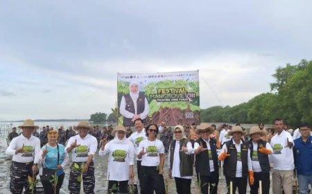 Gubernur Khofifah dan Forkopimda Jatim Tanam Mangrove di Pesisir Bangkalan