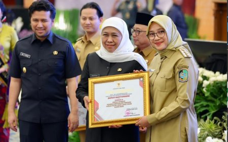 Bupati Ipuk Fiestiandani Raih Penghargaan Pembina Siskamling Terpadu Merah Putih Jogo Jawa Timur Tahun 2025