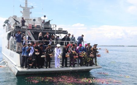 Peringati Hari Pahlawan, Danlanal Banyuwangi Gelar Upacara Tabur Bunga di Selat Bali