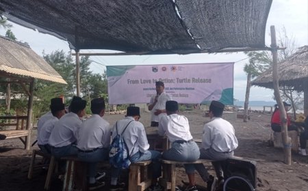 Jaga Kelestarian Alam, SMK Al Achyar Kabat Kalaborasi bersama Parisada Hindu Indonesia Gelar Kegiatan Turtle Release Di Pantai Wonosari Sobo Banyuwangi