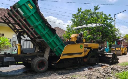 Dua Dekade Terabaikan, Jalan Panjaitan di Tanggul Wetan Jember Akhirnya Diaspal Ulang