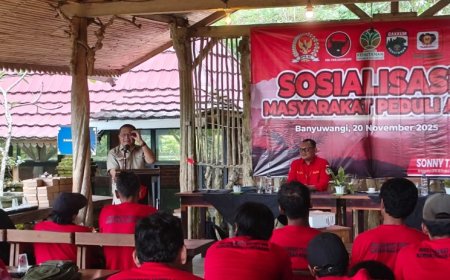 Sosialisasi Masyarakat Peduli Api,  Anggota DPR RI Sonny T Danaparamita bersama Kementerian Kehutanan Edukasi Warga Songgon