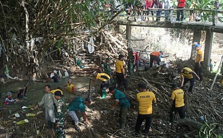 TNI Polri dan Warga Talunrejo Lamongan Gotong Royong Perbaiki Akses Jembatan Rusak