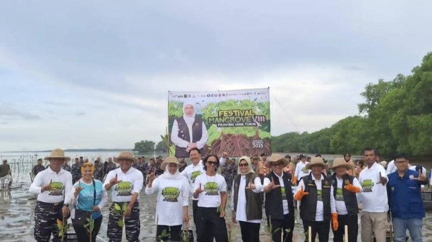 Gubernur Khofifah dan Forkopimda Jatim Tanam Mangrove di Pesisir Bangkalan