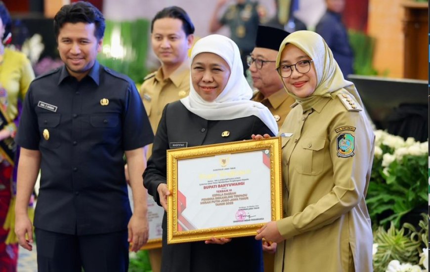 Bupati Ipuk Fiestiandani Raih Penghargaan Pembina Siskamling Terpadu Merah Putih Jogo Jawa Timur Tahun 2025