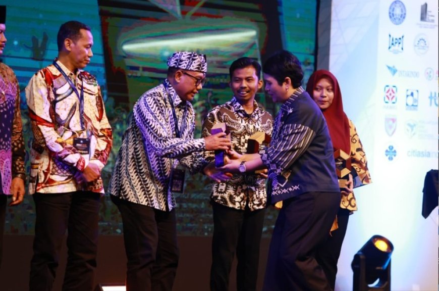 Dinilai Inovatif Promosikan Daerahnya, Banyuwangi Raih Best Smart Branding di Ajang Indonesia Smart Nation Award 2025