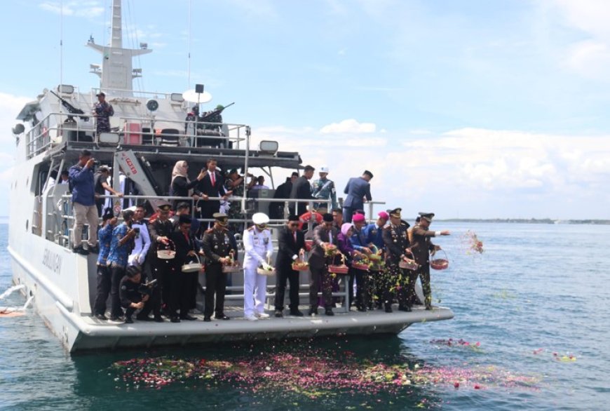 Peringati Hari Pahlawan, Danlanal Banyuwangi Gelar Upacara Tabur Bunga di Selat Bali