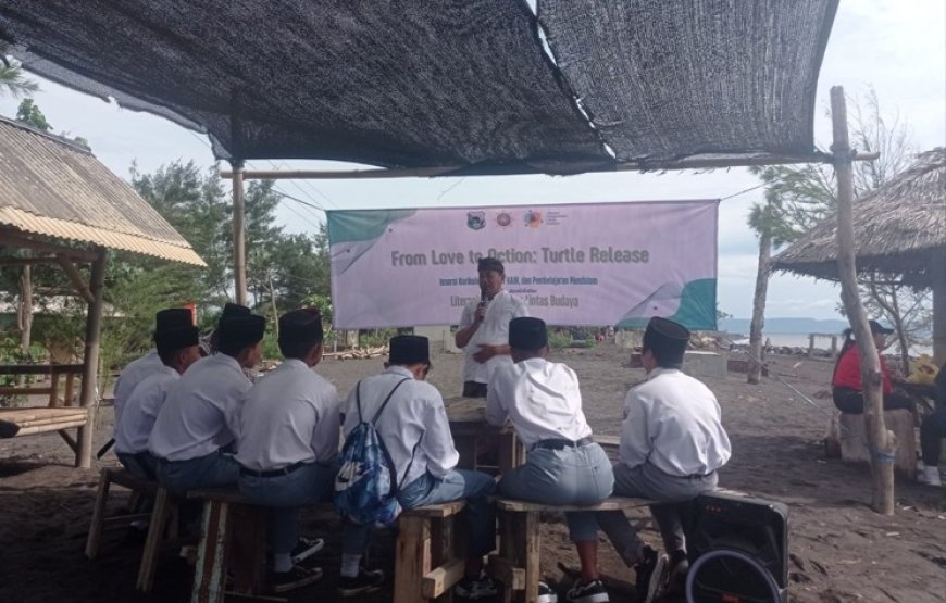 Jaga Kelestarian Alam, SMK Al Achyar Kabat Kalaborasi bersama Parisada Hindu Indonesia Gelar Kegiatan Turtle Release Di Pantai Wonosari Sobo Banyuwangi