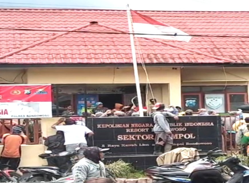 Polsek Ijen Bondowoso Diserbu Massa, Kapolsek Diduga Diseret ke Jalan Utama