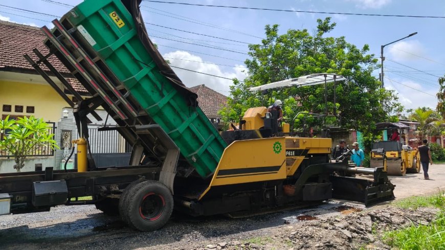 Dua Dekade Terabaikan, Jalan Panjaitan di Tanggul Wetan Jember Akhirnya Diaspal Ulang
