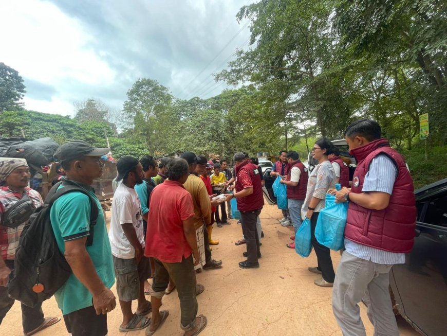 Polda Kepri Bagikan Nasi Kotak untuk Warga TPA Punggur Batam