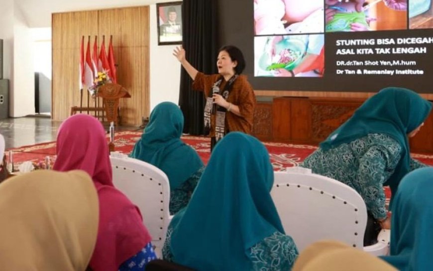 Pakar Gizi Dr. dr. Tan Shot Yen Berbagi Ilmu ke Kader Posyandu Banyuwangi