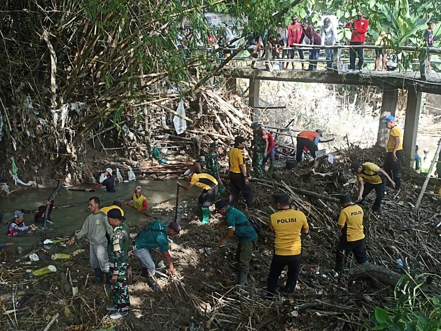 TNI Polri dan Warga Talunrejo Lamongan Gotong Royong Perbaiki Akses Jembatan Rusak