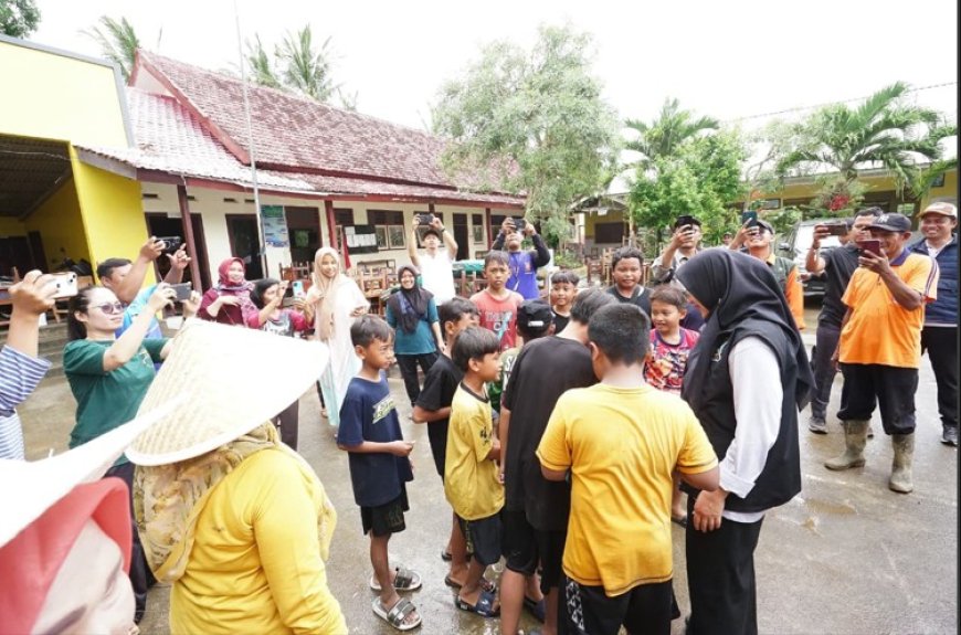 Tinjau Banjir dan Longsor di Dua Kecamatan, Bupati Ipuk Siapkan Langkah Pencegahan