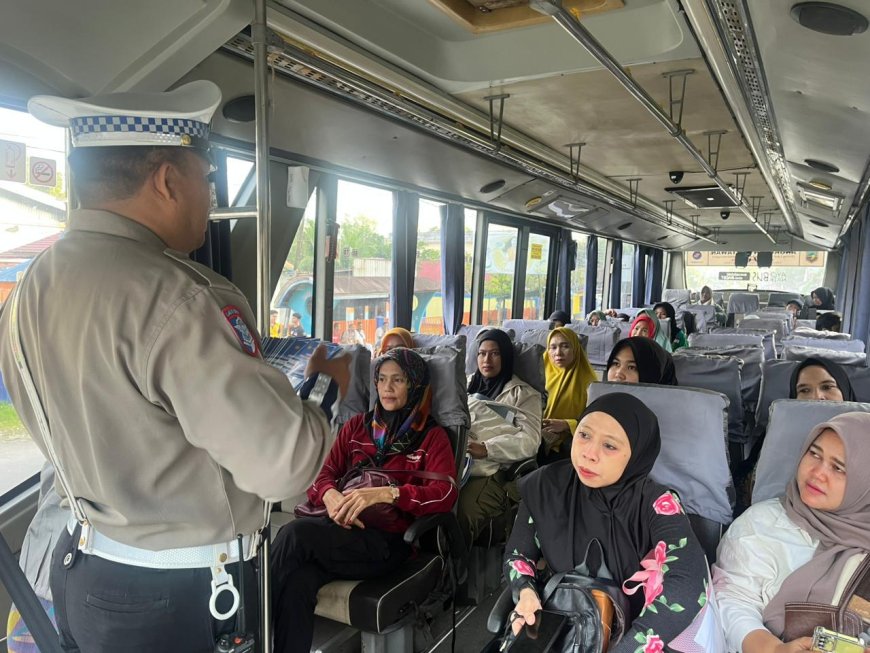 Polisi Kotabaru Edukasi Pengemudi Bus DAMRI Demi Tekan Angka Kecelakaan