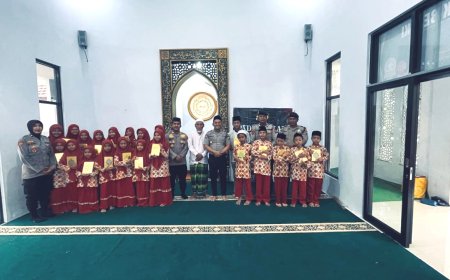 Polres Situbondo Bagikan 50 Mushaf, Santri Besuki Sangat Terbantu