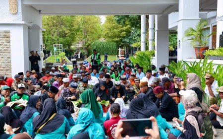 Tasyakuran Harjaba ke-254, Bupati Ipuk Fiestiandani Sarapan Nasi Bungkus Bareng Elemen Masyarakat dari Berbagai Profesi.