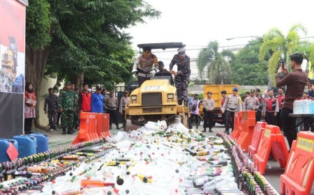 Ciptakan Keamanan dan Ketertiban Jelang Nataru 2025/2026, Polresta Banyuwangi Musnahkan Ribuan Botol Miras dan Knalpot Brong