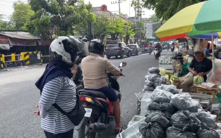 Malam Tahun Baru, Dagangan Arang dan Jagung Laris di Pasar Sidoharjo