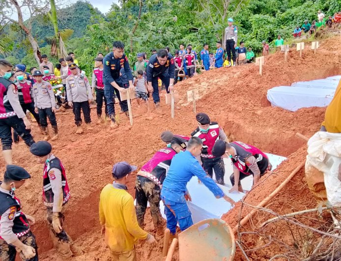 Kapolda Sumbar Pimpin Sholat Jenazah Korban Banjir Bandang Belum Teridentifikasi