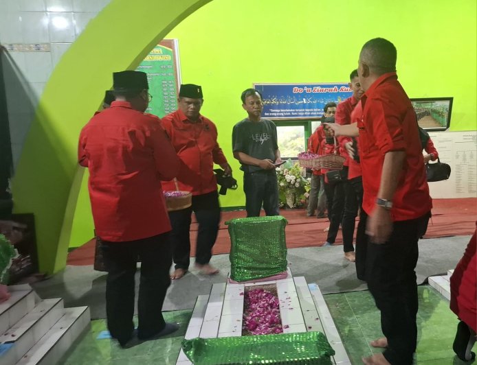Ziarah ke Makam Ki Ronggo, PDI Perjuangan Bondowoso Teguhkan Spirit Kepeloporan Raden Bagus Asra