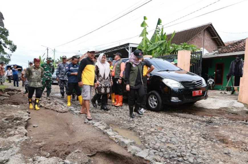 Cek Penanganan Banjir Muncar, Bupati Ipuk Fiestiandani Instruksikan Segera Bersihkan Drainase dari Sampah