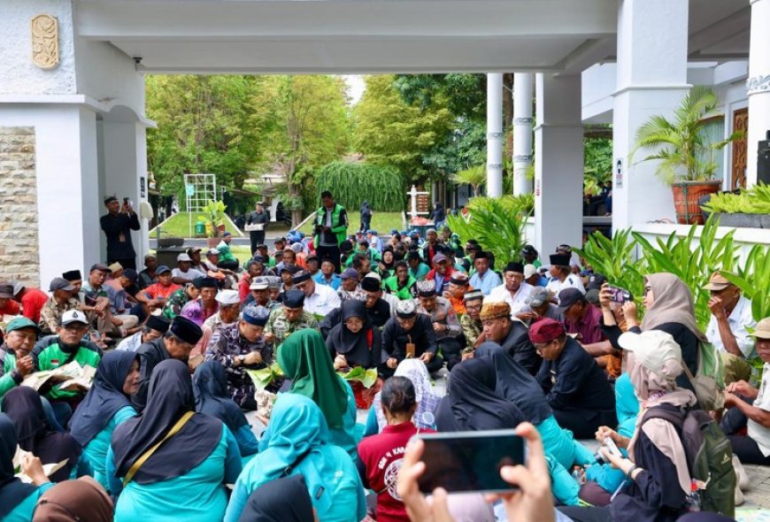 Tasyakuran Harjaba ke-254, Bupati Ipuk Fiestiandani Sarapan Nasi Bungkus Bareng Elemen Masyarakat dari Berbagai Profesi.