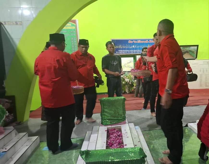 Ziarah ke Makam Ki Ronggo, PDI Perjuangan Bondowoso Teguhkan Spirit Kepeloporan Raden Bagus Asra