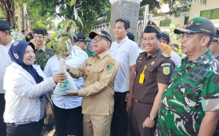 Perhutani bersama Pemkab Banyuwangi Gelar Aksi Sedekah Oksigen, Bagikan Ribuan Bibit Pohon Buah ke Warga
