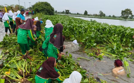 Banjir Lumpuhkan Jalan Desa Bojoasri, Pelajar Lamongan Bersihkan Sungai Demi Sekolah