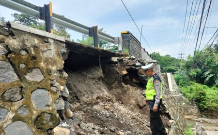 Pengendara Harap hati-Hati, Dinding Penahan Jembatan Alasbuluh di Jalur Pantura Banyuwangi Ambrol