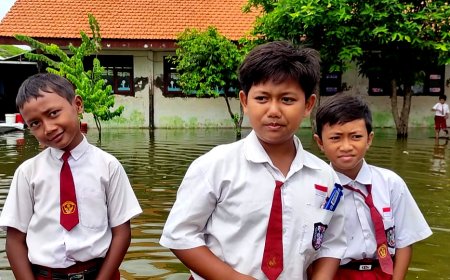 Belasan Sekolah di Lamongan Terendam Banjir Bengawan Jero, Siswa Terpaksa Sekolah Terjang Air