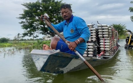 Banjir Kalitengah Tak Hentikan MBG, Ratusan Ompreng Diangkut Pakai Perahu