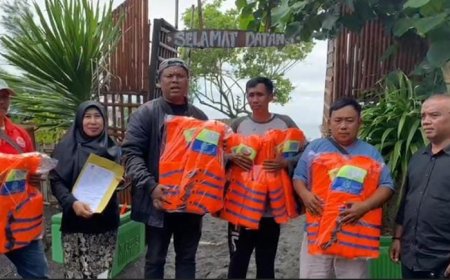Dinas Perikanan Banyuwangi Serahkan Bantuan Jaket Keselamatan kepada Pengelola Wisata Pantai Wonosari Sobo