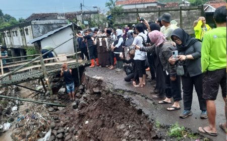 Gubernur Jatim Khofifah Indar Parawangsa Tinjau Bencana Banjir di Situbondo, Segera Keruk Sedimen Sungai Lubawang